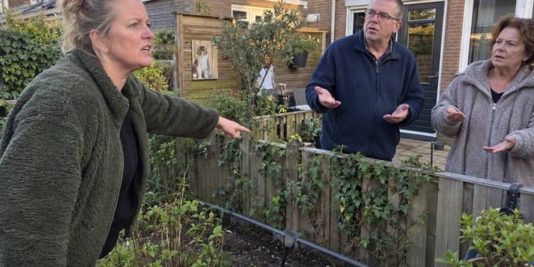 Boze buurvrouw ontploft om kattenpoep, maar pakt de verkeerde buren aan